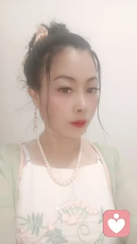 二婚拿證和不拿證在心理和現實方面有諸多區別：
 
一、心理區別
 
1.?安全感
 
- 拿證能給予雙方一定安全感，尤其對于經歷過一次婚姻失敗的人，結婚證象征承諾和穩定，減少對未來不確定性的擔憂。
- 不拿證則可能缺乏安全感，擔心關系隨時破裂，沒有法律保障對方易離開。
2.?歸屬感
 
- 拿證會讓人有更強歸屬感，感覺真正屬于新家庭組合，更易融入對方生活并付出。
- 不拿證可能覺得自己是局外人，面對家庭決策時缺乏話語權和參與權。
3.?信任度
 
- 拿證在一定程度上代表對彼此的信任，愿通過法律形式固定關系，相信關系長久。
- 不拿證可能讓人對對方信任產生疑慮，懷疑對方是否真心共度余生。
4.?社會認可度
 
- 拿證符合傳統婚姻觀念，易獲家人、朋友和社會認可，心理上覺得關系“正常”，減少外界壓力。
- 不拿證可能面臨社會壓力和質疑，影響心理狀態。
 
二、現實區別
 
1.?法律權益
 
- 拿證夫妻在法律上享有財產共有、繼承權、扶養權等權利義務，出現問題可通過法律途徑解決。
- 不拿證雙方在法律上無夫妻關系，財產各自所有，不享有繼承權等權益，難通過法律維護權益。
2.?經濟責任
 
- 拿證夫妻在經濟上有共同責任義務，如承擔家庭開支、債務等，一方有困難時另一方有法律義務支持。
- 不拿證雙方經濟相對獨立，無法律經濟責任，一方遇困難另一方無義務幫助。
3.?子女撫養
 
- 拿證若有共同子女，對子女撫養和教育有共同責任，離婚時需通過法律程序確定撫養權和撫養費。
- 不拿證子女撫養問題復雜，無明確約定易產生糾紛，難保障子女權益。
4.?社會福利
 
- 拿證夫妻可能享有醫療保險、住房補貼等社會福利，帶來經濟支持。
- 不拿證無法享受夫妻關系帶來的社會福利，增加經濟負擔。配圖