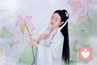 《如何照顧好自己》
 
照顧好自己至關(guān)重要，可從以下幾方面著手。
 
一、身體健康方面
 
1.?合理飲食。確保每日攝入均衡營養(yǎng)，包含蔬菜、水果、全谷物、優(yōu)質(zhì)蛋白質(zhì)和健康脂肪。控制糖分、鹽分和飽和脂肪攝入量，遠離過度加工食品與高糖飲料，定時進餐，防止暴飲暴食。
2.?適度運動。每周進行至少 150 分鐘中等強度有氧運動，如快走、跑步、游泳或騎自行車。結(jié)合力量訓練增強肌肉力量。找到喜愛的運動方式，讓運動成為樂趣。
3.?充足睡眠。建立規(guī)律睡眠時間表，每天盡量在相同時間上床睡覺和起床。營造安靜、黑暗和涼爽的睡眠環(huán)境，晚上避免使用電子設(shè)備，以免藍光干擾睡眠。
 
二、心理健康方面
 
1.?自我關(guān)愛。學會接受自己的不完美，別對自己過于苛刻。給自己時間和空間做喜歡的事，如閱讀、繪畫、聽音樂或冥想。關(guān)注情緒變化，感到壓力、焦慮或沮喪時及時調(diào)節(jié)，可通過深呼吸、放松練習或與朋友交流。
2.?社交支持。與親朋好友保持聯(lián)系，分享生活點滴。參加社交活動，擴大社交圈，結(jié)交志同道合的朋友。遇到嚴重心理問題時，尋求專業(yè)心理咨詢或治療，不要獨自承受。
3.?學習成長。不斷學習新知識和技能，提升能力素質(zhì)。設(shè)定個人目標并努力實現(xiàn)，增強自信心和成就感。反思行為和決策，從錯誤中吸取教訓，不斷成長進步。
 
三、生活習慣方面
 
1.?整理環(huán)境。保持居住和工作環(huán)境整潔有序，有助于提高心情和效率。定期清理不需要的物品，留出更多空間。擺放喜歡的裝飾品或植物，讓環(huán)境更溫馨舒適。
2.?時間管理。制定合理計劃和時間表，合理分配時間，避免拖延和浪費。優(yōu)先處理重要任務(wù)，不被瑣事困擾。留出休息和放松時間，避免過度勞累。
3.?興趣愛好。培養(yǎng)興趣愛好豐富生活。嘗試新事物，挑戰(zhàn)自己，開拓視野。投入興趣愛好中，享受樂趣和滿足感。
 
照顧好自己需多方面努力，關(guān)注身體和心理健康，養(yǎng)成良好生活習慣，讓生活更加充實美好。配圖