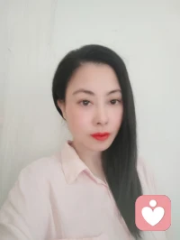 《脫單計劃》
 
盡管當下并不著急脫單，但未雨綢繆也不失為一種明智之舉。
 
首先是自我提升。外在形象方面，注重個人衛(wèi)生，保持整潔得體，找到適合自己的穿搭風格，展現(xiàn)出自信魅力。內(nèi)在修養(yǎng)上，多讀書以豐富知識儲備，提升文化素養(yǎng)和內(nèi)涵。培養(yǎng)興趣愛好，讓生活更加豐富多彩，也能在與他人交流時擁有更多共同話題。同時，要提高社交能力，學會良好的溝通技巧，善于傾聽他人并清晰表達自己的想法。
 
拓展社交圈也極為重要。可以參加興趣小組，依據(jù)自身愛好加入運動俱樂部、讀書俱樂部等，與志同道合的人交流互動，增加了解他人的機會。積極參加社交活動，如聚會、派對、志愿者活動等，在這些場合中能結(jié)識不同類型的人，拓寬自己的人際圈子。還可利用網(wǎng)絡(luò)平臺，如社交軟件和婚戀網(wǎng)站等認識更多人，但務(wù)必注意安全和信息的真實性。
 
保持積極心態(tài)更是關(guān)鍵。要相信愛情，不要因過去的經(jīng)歷或周圍的負面例子而對愛情失去信心。脫單并非一蹴而就之事，需有耐心等待。在等待的過程中不斷提升自我，為未來的愛情做好充分準備。
 
總之，脫單需要時間與努力，不能為了戀愛而戀愛、為了結(jié)婚而結(jié)婚。在等待愛情降臨的日子里，好好照顧自己，全方位提升自己。相信在合適的時候，愛情定會不期而至。配圖