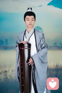 男性的戀愛心理具有一定特點。
 
在追求階段，外表往往是吸引男性的首要因素，姣好面容與優美身材易引起注意，但這并非唯一考量。男性渴望挑戰，對于有難度的追求對象更具動力，享受征服過程。他們會盡力展示自己的優點，如才華、能力和幽默感，以樹立強大可靠的形象。
 
戀愛關系確立后，男性需要個人空間。他們希望在戀愛同時，能有時間與朋友相處、追求興趣愛好或專注工作，過度束縛會讓其產生壓力。男性更注重實際行動表達愛意，如解決實際問題、提供物質支持。他們渴望被尊重和認可，伴侶的贊美與肯定能帶來滿足感。保護欲也是男性常見心理，希望在伴侶面臨困難危險時挺身而出。
 
在長期關系中，男性重視穩定性，期望有可依靠的伴侶共同面對生活挑戰。會開始考慮未來，進行婚姻、家庭等規劃，并為實現目標努力奮斗。同時，忠誠與責任在長期關系中越發重要，他們明白自身行為對關系的影響，努力維護關系穩定幸福。但需注意，每個人都有獨特性，男性的戀愛心理因個體差異、文化背景和成長經歷等因素而不同。配圖