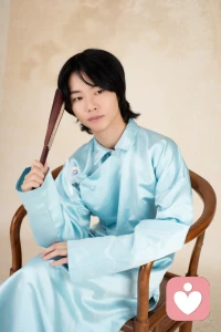 與青年男性談戀愛，可運用以下戀愛技巧。
 
首先，理解他的需求。青年男性需要個人空間，此時應尊重他與朋友相處及追求興趣的時間。比如他去打球或玩游戲時，不頻繁打擾，等他回來后再給予關心。同時，認可他的努力和成就，因青年男性多處于事業起步或奮斗期，對未來充滿憧憬，當他在工作、學習中有進步時，真誠贊美，給予支持鼓勵。
 
其次，提升自身魅力。保持獨立自信，展現自己有生活目標和追求，不過分依賴對方，如堅持興趣愛好、參加社交活動或學習新技能。也要注重外在形象，穿著得體、打扮精致，吸引他的目光，但不要過于刻意。
 
再者，良好的溝通方式很重要。認真傾聽他的想法感受，不急于打斷批評，同時勇敢表達自己的需求情感，讓他了解你的內心世界。比如他分享煩惱時耐心傾聽并給建議，有不同看法時溫和表達觀點。還要避免過度情緒化，青年男性處理情感問題相對理性，出現矛盾先冷靜，用理性思維分析解決，而非哭鬧發脾氣。
 
最后，創造美好回憶。共同嘗試新事物，如戶外運動、旅行、參加音樂會等，增加共同話題和回憶，讓關系更豐富多彩。偶爾制造小驚喜，如準備他喜歡的小禮物、做豐盛晚餐或寫溫馨情書，讓他感受愛意用心。配圖