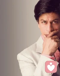 與中老年男人談戀愛，可以參考以下戀愛技巧：
 
一、理解他的人生經(jīng)歷
 
中老年男人往往有著豐富的人生閱歷，可能經(jīng)歷過成功與失敗、喜悅與悲傷。理解他的過去，包括他的職業(yè)成就、家庭經(jīng)歷等，不輕易評判。尊重他的回憶和故事，耐心傾聽他的講述，讓他感受到被理解和接納。例如，當(dāng)他回憶起年輕時(shí)的奮斗歲月時(shí)，給予積極的回應(yīng)和贊賞，讓他知道你對他的人生充滿敬意。
 
二、給予溫暖與陪伴
 
在這個階段，中老年男人可能更加渴望溫暖和陪伴。多花時(shí)間與他相處，一起做一些他喜歡的事情，如散步、看電影、下棋等。關(guān)心他的日常生活，比如提醒他注意身體、按時(shí)吃飯等。在他需要的時(shí)候，及時(shí)出現(xiàn)在他身邊，給予支持和鼓勵。讓他感受到你的關(guān)愛，從而更加珍惜這份感情。
 
三、尊重他的獨(dú)立性
 
中老年男人通常有自己的生活習(xí)慣和興趣愛好，尊重他的獨(dú)立性，不要試圖改變他。給他足夠的個人空間，讓他能夠繼續(xù)追求自己的愛好和興趣。同時(shí)，也保持自己的獨(dú)立性，有自己的生活圈子和興趣愛好，這樣可以讓彼此的關(guān)系更加健康和平衡。例如，他喜歡釣魚，你可以支持他的愛好，偶爾也可以一起去享受釣魚的樂趣。
 
四、注重溝通方式
 
良好的溝通是維持戀愛關(guān)系的關(guān)鍵。與中老年男人溝通時(shí)，要注意語氣和方式，避免過于強(qiáng)勢或情緒化。尊重他的意見和想法，耐心傾聽他的觀點(diǎn)，共同探討問題的解決方案。用溫和、理性的方式表達(dá)自己的需求和感受，讓他更容易接受。例如，當(dāng)你們有不同意見時(shí)，不要急于爭論，而是先傾聽他的理由，再表達(dá)自己的看法。
 
五、共同規(guī)劃未來
 
雖然中老年男人可能已經(jīng)走過了人生的大半程，但他們?nèi)匀粚ξ磥碛幸欢ǖ钠诖?。與他一起規(guī)劃未來的生活，共同制定一些目標(biāo)和計(jì)劃，讓他感受到生活的希望和動力?？梢砸黄鹩懻撀眯杏?jì)劃、養(yǎng)老安排等，讓他知道你愿意與他攜手走過未來的日子。
 
總之，與中老年男人談戀愛需要理解、尊重、關(guān)愛和耐心。用你的真心和智慧，經(jīng)營好這份特殊的感情，讓彼此在晚年的時(shí)光里都能感受到愛情的美好。配圖