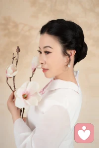 感情基礎主要指以下幾個方面：
 
一、相互了解與接納
 
1.?了解彼此的性格特點，包括優點和缺點。知道對方是急性子還是慢性子、樂觀開朗還是內斂沉靜等，并且能夠接納這些特點，而不是試圖強行改變對方。
2.?熟悉彼此的興趣愛好和生活方式。比如一方喜歡運動，另一方能夠理解并支持，甚至一起參與；或者一方習慣早睡早起，另一方也能適應這種生活節奏。
3.?知曉彼此的家庭背景、成長經歷和價值觀。了解對方的家庭環境對其性格的影響，以及在成長過程中形成的價值觀，看是否與自己相符或能夠相互包容。
 
二、信任與尊重
 
1.?信任是感情基礎的重要組成部分。相信對方的忠誠和誠實，不會無端猜疑。例如，對方因工作原因與異性接觸頻繁，也能給予信任，不胡亂懷疑。
2.?尊重對方的選擇和決定。在重大問題上，即使有不同意見，也會尊重對方的想法，通過溝通協商找到解決方案，而不是強行干涉。
3.?尊重對方的個人空間。每個人都需要一定的獨立空間來發展自己的興趣愛好、與朋友交往等，在感情中能夠給予對方這樣的空間，不進行過度的控制。
 
三、關心與支持
 
1.?在對方遇到困難和挫折時，能夠給予關心和鼓勵。比如對方工作不順利，心情低落時，耐心傾聽其傾訴，給予安慰和建議。
2.?在對方追求夢想的道路上，給予支持和幫助。無論是事業上的發展還是個人興趣的追求，都能成為對方的堅強后盾。
3.?關心對方的日常生活。從細微之處體現關愛，如記得對方的喜好、照顧對方的身體等。
 
四、良好的溝通與分享
 
1.?能夠坦誠地交流自己的想法和感受。不隱藏自己的情緒，遇到問題及時溝通，避免矛盾的積累。
2.?樂于分享生活中的點滴。無論是開心的事情還是煩惱，都愿意與對方分享，讓對方融入自己的生活。
3.?善于傾聽對方的話語。在溝通中，認真傾聽對方的觀點和意見，給予回應，讓對方感受到被重視。配圖