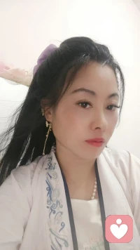 在戀愛中，兩個人經歷和好、鬧別扭、分開又拉扯等過程會讓人愛得更深且難以離開，主要有以下幾個原因：
 
一、情感投入增加
 
每一次的和好與鬧別扭都是雙方情感的再次投入。當出現矛盾后又和好時，雙方往往會付出更多的努力去修復關系，這種努力包括溝通、妥協和改變。比如，為了哄對方開心，可能會精心準備禮物、策劃約會等。隨著投入的時間、精力和情感越來越多，就會覺得這段關系更加珍貴，從而愛得更深。而如果沒有這些拉扯，情感投入可能相對較為平淡，沒有經歷過努力爭取的過程，就難以體會到關系的來之不易。
 
二、神秘感與新鮮感的激發
 
引入競爭者或者保持神秘感，會讓對方產生危機感和好奇心。危機感會促使雙方更加珍惜彼此，努力維護關系。而好奇心則會引發對對方的進一步探索，重新發現對方身上的閃光點。例如，當一方突然變得神秘起來，另一方就會想要去了解其新的變化和想法，這種探索的過程會帶來新的刺激和興奮感，從而加深愛意。相反，如果關系一直平淡無奇，沒有這些變化，神秘感和新鮮感就會逐漸消失，愛也可能會變得平淡。
 
三、成長與自我認知
 
在來回拉扯的過程中，雙方會不斷反思自己和對方的行為、需求。通過解決矛盾，彼此會更加了解自己的優點和不足，也會更加清楚對方的底線和期望。這種成長和自我認知的過程會讓雙方更加成熟地對待感情，同時也會讓彼此感受到對方在自己成長中的重要性，進而加深愛意。而沒有經歷這些拉扯，可能就無法深入了解自己和對方，感情也難以得到深化。
 
四、情感記憶的強化
 
每一次的鬧別扭、分開和和好都會在雙方的記憶中留下深刻的印記。這些情感起伏的經歷會成為獨特的回憶，讓雙方在回憶中感受到彼此的重要性和感情的深度。當回憶起一起經歷過的困難和挫折時，會更加珍惜現在的關系。而沒有這些深刻的情感記憶，感情可能就會顯得比較淡薄。配圖