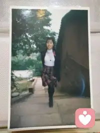 在戀愛中，對待彼此的差異化可以從以下幾個方面入手：
 
一、理解與接納
 
差異是必然存在的，首先要認(rèn)識到每個人都是獨立的個體，有不同的成長背景、性格特點和價值觀。試著站在對方的角度去理解他的行為和想法，接納這些差異，而不是試圖去改變對方。比如，如果你的另一半比較內(nèi)向，不太善于社交，你可以理解他在人多的場合可能會感到不自在，而不是強(qiáng)迫他變得外向開朗。
 
二、溝通與協(xié)商
 
當(dāng)差異引發(fā)矛盾時，及時進(jìn)行溝通是非常重要的。坦誠地表達(dá)自己的感受和需求，同時也認(rèn)真傾聽對方的想法。通過溝通，找到一個雙方都能接受的解決方案。例如，如果你們在消費觀念上有差異，可以一起討論制定一個預(yù)算，既能滿足彼此的需求，又不會造成經(jīng)濟(jì)上的壓力。
 
三、尊重與包容
 
尊重對方的差異，不要因為不同而貶低或嘲笑對方。每個人都有自己的優(yōu)點和不足，差異也可以帶來互補(bǔ)。以包容的心態(tài)看待對方的不同，會讓你們的關(guān)系更加和諧。比如，如果你的另一半有不同的興趣愛好，你可以尊重他的選擇，甚至嘗試去了解和參與，這樣可以增進(jìn)彼此的感情。
 
四、共同成長
 
利用彼此的差異，共同學(xué)習(xí)和成長。可以從對方身上學(xué)到不同的思維方式和生活經(jīng)驗，豐富自己的人生。例如，如果你的另一半擅長理財，你可以向他學(xué)習(xí)理財知識，提升自己的財務(wù)管理能力。
 
總之，在戀愛中對待彼此的差異，需要理解、接納、溝通、尊重和共同成長，這樣才能讓你們的關(guān)系更加穩(wěn)定和幸福。配圖