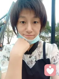 心理學(xué)真相了：99%的人并未意識(shí)到，我們所謂的正常行為，實(shí)際上是對(duì)創(chuàng)傷的反應(yīng)。

在生活的長(zhǎng)河中，我們常常被各種看似平常的行為所包圍，卻未曾深究這些行為背后隱藏的深意。殊不知，許多我們習(xí)以為常的舉動(dòng)，實(shí)際上是內(nèi)心深處創(chuàng)傷的映射。當(dāng)我們靜下心來，仔細(xì)審視自己的行為模式，會(huì)驚訝地發(fā)現(xiàn)，那些不經(jīng)意間的反應(yīng)，竟承載著過往的傷痛與掙扎。

生活中，我們的行為猶如一本復(fù)雜的書，每一頁(yè)都可能隱藏著創(chuàng)傷的痕跡。

討好型人格，在迎合中迷失自我；災(zāi)難化思維，讓恐懼如影隨形；回避型人格，躲在自己的殼里……損失厭惡癥、迎合型人格等十種行為，是心靈深處的吶喊。

然而，這些并非我們的宿命。當(dāng)我們勇敢地揭開行為背后的創(chuàng)傷反應(yīng)，便找到了療愈的方向。但請(qǐng)記住，不要輕易給自己貼上標(biāo)簽，我們是獨(dú)一無二的星辰，有無限的可能去擁抱光芒，治愈過往，綻放新的光彩。配圖