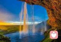 你是否曾經(jīng)因?yàn)閯e人一句看似無(wú)心的話，內(nèi)心卻掀起驚濤駭浪，久久不能平靜？在生活的某個(gè)瞬間，一句不經(jīng)意的評(píng)價(jià)、一個(gè)隨意的玩笑，甚至一個(gè)不經(jīng)心的問(wèn)題，都可能讓你重新審視自己，甚至改變你的行為和態(tài)度。這種現(xiàn)象，在心理學(xué)上被稱為“瀑布心理效應(yīng)”（Cascade Effect）。這種效應(yīng)如同投入平靜湖面的石子，激起的漣漪不僅打破了表面的寧?kù)o，還可能深入影響到湖底的生態(tài)。


1什么是瀑布心理效應(yīng)？


瀑布心理效應(yīng)指的是，當(dāng)一個(gè)人無(wú)意間的一句話觸動(dòng)了另一個(gè)人的內(nèi)心敏感點(diǎn)，導(dǎo)致其情緒、態(tài)度甚至行為發(fā)生顯著變化的現(xiàn)象。這種效應(yīng)之所以得名，是因?yàn)樗衿俨家粯樱瑥囊粋€(gè)微小的起點(diǎn)開(kāi)始，迅速擴(kuò)大成壯觀的景象。


心理學(xué)家認(rèn)為，這種效應(yīng)的產(chǎn)生與個(gè)體的認(rèn)知模式、情感狀態(tài)以及過(guò)往經(jīng)歷密切相關(guān)。當(dāng)外界的言語(yǔ)觸及到我們內(nèi)心深處的某種未解的情感或未解決的心理問(wèn)題時(shí)，就會(huì)引發(fā)一連串的心理反應(yīng)。

?

2瀑布心理效應(yīng)的機(jī)制


1.?觸發(fā)點(diǎn)：每個(gè)人的內(nèi)心都有一些敏感點(diǎn)，這些敏感點(diǎn)可能源于過(guò)去的創(chuàng)傷、未滿足的需求或深藏的自卑。當(dāng)外界的語(yǔ)言觸及這些點(diǎn)時(shí)，就像打開(kāi)了潘多拉的盒子，情緒瞬間釋放。


2.?情緒放大：初始的情緒反應(yīng)可能會(huì)被個(gè)體不自覺(jué)地放大。心理學(xué)研究表明，人類傾向于對(duì)負(fù)面的言語(yǔ)或事件給予更多的關(guān)注和重視，這使得負(fù)面情緒更容易被放大。


3.?認(rèn)知重構(gòu)：瀑布心理效應(yīng)還會(huì)導(dǎo)致個(gè)體對(duì)自身和外界的認(rèn)知重構(gòu)。一句簡(jiǎn)單的話可能會(huì)改變一個(gè)人對(duì)自己或他人的看法，從而影響其行為決策。配圖