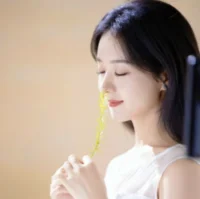 最好的愛情，是讓彼此都變得更好。

不是一個人依附另一個人，而是兩個人并肩前行。
不是失去自我，而是在愛情中找到更好的自己。
這樣的愛情，才值得我們用一生去等待和珍惜。

愿你在愛情里，既不會迷失自己，也不會辜負對方。
找一個和你勢均力敵的人，攜手走過漫長歲月。
讓愛情成為你人生的點綴，而不是全部。

愿我們都能在愛情中保持自我，活出最好的人生。配圖