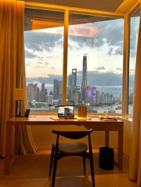你們身邊是否有這樣的人？

他們情緒波動很大，見到人就開始抱怨，開始發泄負面情緒。
他們以自我為中心，什么都想依賴他人，還覺得理所應當。
他們經常傳播一些狹隘的觀念，永遠覺得自己是對的，別人是錯的。

如果你身邊存在這樣的人，那么很有可能你遇到了巨嬰心理的人。

什么是巨嬰心理？指的就是成年人在心理和情感上表現出類似嬰兒的依賴性和不成熟性。

我們要學會鑒別并遠離這種人。配圖