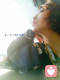 越親密的人，
越容易產(chǎn)生破窗效應(yīng)。
當(dāng)你一味的向?qū)Ψ秸故咀约翰槐簧拼?不值得被愛的一面的時候，
就如同打破了自己的一扇窗戶。
比如當(dāng)你不斷的向伴侶傾訴，
自己曾經(jīng)在職場上遭遇的不公、挫折，
一開始對方可能會同情你，鼓勵你，
但是次數(shù)多了，
對方可能會產(chǎn)生別樣的想法，
就像可憐之人必有可恨之處，
對方或許會覺得你自身肯定也有問題，
才會一直遭遇這些，
進而在某些方面，
他也開始以類似的態(tài)度來對待你。
又或者你的某些不足原本沒被發(fā)現(xiàn)，
那你自己說出來了，
對方日后可能不自覺的在這些方面挑剔你，
于是那些曾經(jīng)的遭遇，
就成了對方傷害你的理由，
變成了我總算知道你為什么總是這么倒霉，
你就是自找的沒人愛。
這些是潛在我們潛意識里的本能反應(yīng)，
有時候并非與人品有關(guān)，
而僅僅是人性使然。
所以一定要警惕人性當(dāng)中的破窗漏洞，
不要輕易的暴露自己的底牌，記住了嗎？配圖