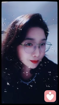 男人對外面的女人，新鮮感能持續多久？
我懂，你們肯定希望我給出個具體時間，比如三個月、六個月，或者一個月就能解決。但今天我想換個角度來談談這事兒。
?你們知道嗎，當我們問出這個問題的時候，其實反映的是我們內心的糾結和焦慮。
?就拿這個問題來說，如果你渴望一個確切的答案，那說明你在面對男人出軌的時候，可能把自己放在了一個比較弱勢的位置。
?你心里可能想的是：“等他們那股新鮮勁兒過了，他就會回來了。” 這不就是在把你的婚姻、愛情和幸福，全寄托在他們倆的關系上嗎？
?從心理學角度來看，有些研究數據顯示，一段感情的新鮮感大概能維持18到24個月。但我在做婚姻咨詢的時候，見過太多婚外情持續了好幾年的情況。新鮮感過了，他們進入了穩定期，你還要繼續等嗎？如果他換了個人，你還要等嗎？
?不是說男人對外面的女人沒新鮮感了，他就會回來。而是說，如果你想讓他回來，你得想辦法讓他回來。有的男人可能需要你給他潑盆冷水，讓他清醒一下；有的男人，你可能得用點策略去影響他和外面女人的關系；有時候，你可能也需要改變，比如你以前太沒底線，現在得有點底線。具體情況具體分析，但我想告訴你們的是，得去解決問題，而不是讓問題解決你。配圖