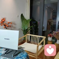 性格外向一定比内向好？

近期看到一位网友说，自己去找工作时被问MBTI是什么，她回答是“I”人后，对方竟然取消面试。

不少人也表示自己有过类似的经历，找工作时候表现外向，伪装成E人”，成功率会高一些。

似乎大家都默认，相比“E人”，“I”人有天然劣势，觉得TA们不爱社交，不够圆滑，不适合做领导，所以大多难以适应社会和职场。
久而久之，连“I”人自己都开始怀疑是否真的存在性格缺陷，认为只有变得外向开朗，才能受人欢迎、取得成功。

但其实：性格内向并不会阻碍一个人，我们对自己的错误认知才会。配图