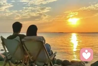 我不想和你聊世俗
不想重复早安晚安的问候
​我想和你聊
你的过去
你的童年记忆
你的幸福时光和至暗时刻
​我想和你聊
你是怎么一步一步走到了今天
错过了什么人
有哪些遗憾
谁保护了你
你又感激谁
​我想和你聊
你的缺点
你的不安全感
你的故作坚强
你的谎言和逃避
你为了自保而不得已的内心小阴暗
​我想和你聊
你的理想人生
你对未来的期许
​我想认识所有的你
如果你想知道
我也会把我全部告诉你
​至此
我才算浅薄地认识了你
至此
我才敢有资格说爱你配图