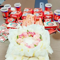 从心理学上看，
如果一个人独处时觉得很舒服，
那他一定是强大的，
因为只有能量高的人才会享受孤独。
喜欢独处，不代表孤僻，
高质量的独处，
远胜过低质量的社交。
不要去跟一个独来独往的人炫耀，
论内心，你没有他强大，
论清醒，你没有他通透，
论能力，你也多半没有他出彩。
一个人独来独往的人，
在任何时候都是千军万马。
独来独往的人可以深交，
但是这种人一般不交朋友，
他一般带点野性，
要么见识过人性的丑陋，
经历了信任的崩塌，
独自熬过了至暗时刻。
他早已看透人情世故，
不喜欢刻意的迎合。配图