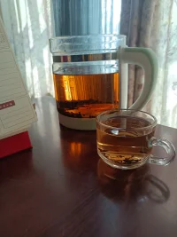《肖生克的救赎》有感；
1坦然接受当下。人生在世难免受到不公正的待遇或者毫无征兆的突然遭受命运无情的暴击，在灾难面前我们唯一能做的就是不是哭天喊地而是坦然接受，世事难料，你要尽力让明天比今天美好。接受放下，才能保持一份独立思考的能力。做最坏的打算，尽最大的努力，做最好的行动。
2有信念的人不会向现实屈服。艾迪内心始终有一个不可动摇的信念，为越狱做准备，世界上无论能力多强，想获得成功的想法有多强烈，没有足够强大的信念支撑都将一事无成。世界上最可怕的力量是信念，世界上最宝贵的财富也是信念，真正救赎自己的也是信念。
3掌握稀缺技能才是破局关键。每一个看似不起眼的技能能会在关键的时候救命每一项技能，无论大小只要精通，它就是行走世间的工具。
4人生最大的奇迹是长期主义。我们往往会高估一年的变化，会低估10年的成就安迪说如果一个人懂得时间的话即使每次有一点点时间一点一滴的积累起来。现实是聪明的人很多，你能想到的，别人也能想到最终你能在聪明人中间胜出是因为你比别人更加坚毅这个世界就这么奇怪，想走捷径的最后都走了弯路，想搞投机的最后都掉进了陷阱最后大成的人都是长期主义者。
5你的舒适区就是你的监狱。离开舒适区面对扑面而来的变化，习惯平凡日子里的成年人，在家和上班之间来回穿梭，麻木的两点一线，日复一日，年复一年，日子久啦人们安之若素甘之如饴，但只要发生一点点小变故就成了弱鸡。
6希望若在一切皆有可能。