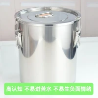 【高认知→拥有自我修复能力】
 
☀️在人生的旅途中，我们都如同铁桶，遭遇的挫折似苦水。低认知者与高认知者，面对苦水却有着截然不同的应对之道。
 
☀️低认知者，一味执着于解决情绪问题，不断向外倾倒苦水，倾诉、抱怨，试图借此摆脱负面情绪。每一次倾诉虽能换来短暂轻松，可苦水源源不断，新的烦恼一来，又被打回原形，陷入情绪困境的循环。
 
☀️高认知者则专注于思维问题，如修缮铁桶般审视自身。他们探寻情绪根源，思考苦水为何能侵入思维。是认知偏差，还是内心的脆弱缺口？找到问题所在，便积极修补。当认知升级，内心的“铁桶”不再有漏洞，苦水难以渗进。下一次风雨来袭，他们能从容面对，没有负面情绪需要压抑，因为根本就没有产生负面情绪。