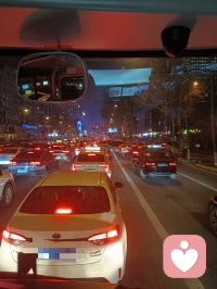 在这快节奏的工作旋流里，每个人都似上紧了发条的机械，匆忙奔走于任务与指标间。休息都成为一种奢侈，相聚更是看运气。紧张、高压、忙碌……要学会给自己放松，不要责任心太重。累了就早点休息，心情不畅就找人疏通，一定要学会爱自己！配图