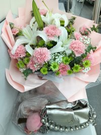 買了一束花，讓花香充滿生活，希望溫暖每個角落！??配圖