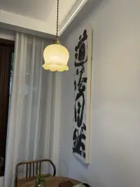 我们改变不了别人
改变不了社会的运行
无法避免内心冲突的不断产生

但是我们可以通过
改变自己面对和解决冲突的方式
来获得心灵的平静

这种改变的核心就是
承认自己存在内心的冲突
不再对外界求全责备
而是向内寻找这些冲突的成因
然后带着这种心理走进生活中
通过丰富的人生经历来完善自己
并不断唤醒内在的情感源泉
用现实中的“真自我”
慢慢替代想象出来的“理想化形象”

从“假人”回归到“真人”