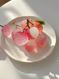 匮乏的人给出的爱是牺牲，
丰盛的人给出的爱是滋养，
虚弱的人给出的爱是期待，
强大的人给出的爱是允许，
恐惧的人给出的爱是控制，
勇敢的人给出的爱是放手，
自卑的人给出的爱是包办，
自信的人给出的爱是信任，
无知的人给出的爱是打压，
智慧的人给出的爱是启发，
外求的人给出的爱是教化，
内求的人给出的爱是感化，
自私的人给出的爱是筹码，
慈悲的人给出的爱是看见，
但是真爱只有一种，
就是我无条件的爱你，
因为我无条件的爱着我自己。