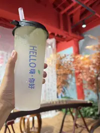 這世上最不需要的就是道理，活的較真死的快。人只要不愿意面對自己的賊心和不堪，煩惱就會一直纏著你，道理沒有用，用出來才有用。
奢華的外表背后都是不堪，所以想評判自己就評判自己，想評判別人就評判別人。允許自己，里面的對抗消失，煩惱就消失。
當你不怕了無所謂了事情自己覺得無聊自己就走了，這是我個人的真實體驗，就是別怕，怕就上。
在你的世界你一直都是自由的。
別把自己太當人，別把別人不當人，去嘗試去體驗當下的每一個感受，有的時候被罵被貼標簽可能你會很難過很難受，那是因為你較真了，陷在事情里面了。
人生的最終還是要靠自己一個人走，所以在有人扶的時候就要開始學著自己走路，感恩每一個在我們人生某個時刻力量不是那么充足的時候幫過我們的朋友。配圖