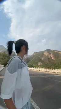 人生從來(lái)不缺少苦難，缺少的是對(duì)生活的信心，拿得起放得下，別給自己太大壓力，背不起的東西就放下。配圖