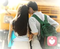 青春期是每個孩子無法避免的成長階段，這個階段的孩子不僅情緒波動較大，同時對異性的關注也處于高度敏感的狀態(tài)，這也是為什么孩子會早戀的原因，我們得認識到早戀并非十惡不赦的罪行，而是青春期心理發(fā)展的自然現(xiàn)象。配圖