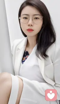 沟通：
前提是换位思考，了解他情绪的困难和需求，我们不是站在他的对立面，不是他的敌人，是来帮助他，理解他的，我们的最终目的是让孩子跟我们也换位思考。表达方式决定了沟通之后得到的结果。家里每一个人都觉得没有人理解和体谅，家长会想为什么要我理解孩子，孩子不能理解我。我体谅他，谁体谅我。所以我们更多的关注自己的情绪，而没有站在孩子的角度，我们没有正向的跟他表达，他理解不了。用科学的方式，他能感觉到的方式，让他感觉到。语言鼓励他，肢体陪伴他，他能感觉到，他也需要。他理解不了，咱家孩子玩手机，说你就知道玩，把手机摔了，孩子肯定理解不了，这种方式，根本是错误的。以后孩子成长起来，我的父母当年有多么极端和可怕，沟通的大忌否定（指责），打压，控制。配图