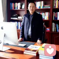 21年，足够让一个婴儿长成青年，也足够让一个新手咨询师，在无数深夜的倾听与对话中，找到这份工作的重量。

2004年，我刚踏进这一行。那是个还很朴素的年代，没有那么多即时通讯工具，有人会攒着心事，打长长的电话，或写厚厚的信。我见过深夜守着电话不敢睡的女士，只因丈夫一句“我累了”就惶惶终日；也见过把结婚证攥得发皱的男士，在咨询室里第一次哭得像孩子。那些被眼泪浸透的纸巾，那些颤抖着吐露的秘密，让我明白，所谓“情感所困”，困住的是一个活生生的人全部的星光。

婚姻咨询做得多，常常像在走钢丝。两端是两颗沉重又脆弱的心，脚下是日积月累的误解与沉默。我不是魔术师，无法让裂痕瞬间消失。我能做的，有时仅仅是让愤怒的夫妻第一次完整听完对方的话，让那句堵了多年的“其实我很怕”终于说出口。当濒临解体的家庭，因为看见彼此的痛苦而非仅仅自己的委屈，而选择再试一次时，我看到的不是“挽救”的成功，而是人心中自己生长出来的柔韧与勇气。

时代在变，BP机变成了智能手机，信纸变成了消息流。困惑的本质却如此相似：渴望被爱、害怕孤独、需要确认自己的存在。变化的只是痛苦的载体，不变的仍是人心对联结与理解的深切渴望。从面对面的咨询室，到如今隔着屏幕的无声文字，这份工作需要同样的敬畏——因为你托付给我的，是你最真实的人生片段。

今天，我入驻了@给力心理。这个平台于我，像一座新的桥。我知道屏幕那头，依然会有攥紧的心，有无助的夜晚，有不知如何是好的眼泪。我21年前选择坐下来的那个理由，至今清晰：在心灵最荒凉的时刻，提供一块可靠的浮木，陪伴对方一起寻找彼岸。

21年，岁月在纸上，爱在血液里。我在这里，继续倾听，继续陪伴。如果你需要，我一直都在。