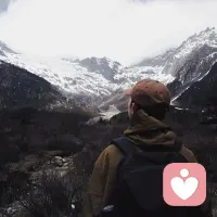 當(dāng)你凝望深淵的時(shí)候，深淵也在凝望著你！
當(dāng)你站在陽光下，你自己也在不斷發(fā)著光！
這世界本就不公平，有人上自然有人下！
但是只要我們堅(jiān)定本心，一路攀登！
就一定可以找到只屬于我們自己的那片天堂！
加油，追夢(mèng)人！加油，迷失里孩子！
愿所愿皆可得，愿所得就所愿！配圖