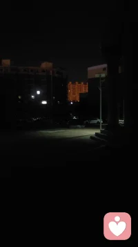 凌晨2:00鐘，四周陷入了安靜！
但在不被看到的角落里
有人在哭，有人在笑
有人在努力工作
有人在酒吧瘋跳
同一時間不同地點的我們
都有共同的目標
那就是讓我們的生活少點煩躁
這一刻，你那里幾點鐘呢？配圖