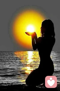 我們不能掌控哪一天是晴天，哪一天突然下起雨，但沒關(guān)系，晴天溫暖，雨天浪漫，只要心中有愛，哪里都會(huì)春暖花開。因?yàn)槟愕氖澜缡窃鯓拥模阕约赫f了算。只要努力做到不讓今天成為明天的遺憾就好。配圖