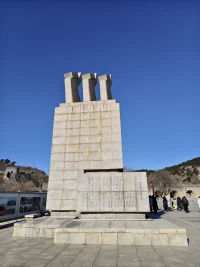 很多人“委屈”不僅僅事情本身，而是她們習(xí)慣了把注意力放在情緒上，卻從未想過(guò)主動(dòng)解決問(wèn)題。

我們?cè)谏钪杏龅綗o(wú)數(shù)煩惱，常常陷入情緒的內(nèi)耗，卻忽略了真正讓生活變好的途徑——行動(dòng)配圖