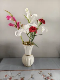 自卑很多時候是理想自我與實際自我失調的結果。很多人心里都有一個理想的自我，希望自己能盡善盡美，一旦現實中的自我達不到理想自我的要求，就會感到心里緊張，產生我不如別人的感覺。這就是一個人內心產生自卑情緒的過程及其方式。由此看來，自卑就是在你與他人的比對過程中，覺得自己不如他人而產生的防御機制。配圖