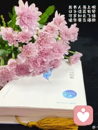 70岁母亲被“锁在家”？不是家暴，是老伴的嫉妒妄想症在“作祟”
 
一、一个被误解的家庭困境：从“家暴”到“生病”
 
李阿姨（化名）今年70多岁，最近被女儿带着来做心理咨询，女儿一进门就红着眼说：“我爸总家暴我妈，还把她绑起来！”
 
细聊后才知道，李阿姨的老伴近一年像变了个人：只要李阿姨下楼买菜、和邻居打招呼，老伴就认定她“跟别的男人有事儿”；后来甚至把家门反锁，用绳子捆住李阿姨的脚腕“看管”，嘴里还念叨“怕你跑了”。李阿姨又怕又委屈，女儿也以为是父亲年纪大了脾气变差、有家暴倾向。
 
直到这次访谈才理清真相：老伴不是“家暴”，而是得了嫉妒妄想症——那些毫无根据的怀疑、极端的控制行为，都是疾病让他产生的异常反应，并非故意家暴。
 
后来在我的建议下，女儿带父亲去了精神科，医生开了对症药物。坚持吃了一段时间后，父亲不再乱怀疑，也不限制李阿姨出门，老两口终于能像以前一样安稳过日子了。
 
二、嫉妒妄想症：不是“小心眼”，是要治的病
 
很多人会把这种“怀疑”当成“性格偏执”“爱吃醋”，但其实它是实打实的精神心理问题，有3个很明显的特点，记好就能区分：
 
1. 想法没依据，却信到骨子里：患者会坚信伴侣“出轨”，哪怕对方70岁、社交简单，哪怕拿不出任何证据——比如李阿姨只是帮邻居递个东西，老伴就认定是“暗号”，怎么解释都没用。
2. 行为跟着“妄想”走，越来越极端：为了“阻止出轨”，会做很多离谱的事：翻手机、查行踪是小事，严重的会像案例里那样锁门、捆绑，甚至跟踪、辱骂伴侣，把家变成“牢笼”。
3. 除了“怀疑伴侣”，其他事都正常：患者平时买菜、做饭、记事儿都没问题，甚至对家人还很关心，但一涉及“伴侣忠诚”，就立刻变得激动、偏执——这也是最容易被误解成“家暴”“脾气差”的原因。