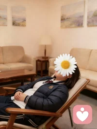 催眠案例分享
    今天上午來訪者因期中考試成績不理想，出現心煩意亂、失眠癥狀，已連續三天未睡好覺，同時伴隨心里針刺感、沙子打磨般的不適感及頭頂沉重壓迫感。催眠過程中，來訪者快速入睡并露出笑容，醒來后神清氣爽，此前的心理不適感與頭頂壓迫感均完全消失，內心積壓的壓力得以釋放。配圖