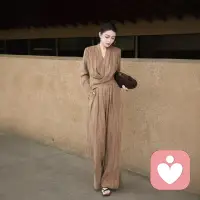 人生处处皆道场，万般经历皆修行
 
人生，是一场时时修心、处处炼心的道场。我们这一生所有的遇见、坎坷、阻碍、失败、遗憾与困顿，从来都不是命运的刁难，而是专属我们的修行课题。低谷的煎熬、得失的纠结、人情的冷暖、独处的孤寂，皆是道场里最好的功课。

不必抱怨世事为难，不必纠结过往遗憾，更不必内耗于无法掌控的人和事。顺境，修的是从容与谦卑，让我们懂得珍惜所得、不忘初心；逆境，修的是格局与坚韧，让我们在风雨中沉淀底气、褪去浮躁。
 
生活的琐碎是修行，接纳不完美的自己，放下执念与不甘，是治愈；世事的起落是修行，坦然接受得失沉浮，学会释怀与从容，是成长。那些让你焦虑的困境、让你难过的过往、让你纠结的取舍，都在一点点磨平你的戾气、治愈你的脆弱、丰盈你的内心。
 
众生皆在修行，人人皆在自愈。这世间没有白受的苦，没有白走的路，每一段经历都有意义，每一次磨难都是蜕变。不必向外渴求救赎，真正的治愈，从来都是向内扎根、自我成全。
 
烟火人间，万般皆是修行。愿你我都能在柴米油盐的日常里修平和，在起落得失的境遇里修通透，接纳所有经历，释怀所有过往。慢慢自愈，悄悄沉淀，于人间道场中，活成温柔且强大的自己。