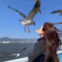 人有千萬面，幼稚那面最真心 。堅持自己喜歡的東西，它是什么就是什么。不要因為結束而哭泣，要因為它發生過而欣喜。望可望之事，待可待之人，感受永遠置頂。配圖