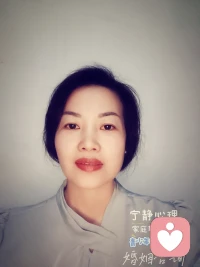 家長們，期中考試陸續結束，面對孩子的成績，你怎么問？來看看??黃金五問，這樣可以利用本次考試給到孩子力量和方法

拿到成績以后我們可以

1、問問孩子你對自己的成績滿意嗎?”,

而不是首先表達我們自己是否滿意。因為學習是孩子自己的事，應該讓孩子體驗考試帶給他的感受,而不是讓他來體驗考試帶給父母的感受。

2、如果孩子覺得滿意，問問孩子你打算怎么慶祝呢?“而不是“我要獎勵你”。

因為慶祝是體驗到自我滿足感后與他人分享快樂,而獎勵意味著我們比孩子更有能力,高高在上地評判他，抹殺了他的自我滿足感。

3、如果孩子感覺不滿意,給予共情和安慰：看得出來你很不開心?”,很遺憾你這次考的不滿意。

千萬別再加上：“我就說你平時得用功多復習嘛!”這讓他體驗到的是雪上加霜，而不是爸爸媽媽和我在一起。

4、不管孩子滿意還是不滿意,都可以再問問孩子：“你覺得跟你從前比，是進步了還是退步了？”

而不是去跟別的孩子比。因為讓自己越來越好的內動力是人的本能,跟自己比產生幸福感,培養成長型思維；跟他人比產生自卑感，只能拉低自己的能量。

5、還可以問問孩子：“這次你總結了哪些經驗？你覺得可以做些什么讓下次考試考得更好呢?咱們一起來想想吧。”

代替孩子體驗生活不是父母該做的,支持孩子做得更好是父母能做的事。

溫馨提示：上面的黃金五問，改變從當下、改變從我們做起，只要我們改變1％孩子改變99%配圖