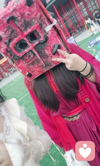 ·雙重角色型異裝癖者:并不希望持久地改變自己的性別角色，但是喜歡穿帶異性的服飾并變成異性的一員。

異裝癖和戀物癖都屬于性心理障礙。二者主要的區別為，異裝癖是以嗜好穿異性衣服為主，而戀物癖是對一些物品有性偏好。
異裝癖的人群會對異性的服裝有著特殊好感與強烈的興趣，常常會穿異性的衣服來獲得性滿足。一般在童年的后期就會開始出現。有時穿一兩件的異性衣服，嚴重者甚至全身都穿戴。
而戀物癖的人群很少穿異性的衣服，而是通過觸摸、觀看、聞其味道以此來獲得性滿足、性快感。戀物癖的人群不僅僅限于迷戀異性的服裝，還包括其他許多的異性用品。
嚴格意義上說，異裝癖是戀物癖的一種特殊的表現形式。當出現異裝癖和戀物癖時，需積極就診，在醫師指導下合理治療配圖