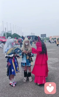 ·雙重角色型異裝癖者:并不希望持久地改變自己的性別角色，但是喜歡穿帶異性的服飾并變成異性的一員。

異裝癖和戀物癖都屬于性心理障礙。二者主要的區別為，異裝癖是以嗜好穿異性衣服為主，而戀物癖是對一些物品有性偏好。
異裝癖的人群會對異性的服裝有著特殊好感與強烈的興趣，常常會穿異性的衣服來獲得性滿足。一般在童年的后期就會開始出現。有時穿一兩件的異性衣服，嚴重者甚至全身都穿戴。
而戀物癖的人群很少穿異性的衣服，而是通過觸摸、觀看、聞其味道以此來獲得性滿足、性快感。戀物癖的人群不僅僅限于迷戀異性的服裝，還包括其他許多的異性用品。
嚴格意義上說，異裝癖是戀物癖的一種特殊的表現形式。當出現異裝癖和戀物癖時，需積極就診，在醫師指導下合理治療配圖