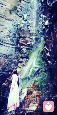 父母總和孩子訴苦是一個家的災難，NPD父母很擅長制造痛苦，把自己的負面痛苦轉嫁在子女身上，想方設法抓住一切機會去向子女傳遞負能量永不停竭的訴苦、抱怨、埋怨、一而再的強凋自己本應過得幸福，將自身的不幸歸咎于家庭，歸咎于孩子，歸咎于對方或其他更多的人
一個家庭的災難來源于家里有一個長期負能量的人，在家里永遠如履薄冰，小心翼翼，npd父母很少詢問、關心孩子是否快樂、是否舒服、是否愿意，當孩子恐懼不安抗拒的時候甚至會因此而指責孩子，認為孩子給自己帶來麻煩

如果你的父母已經帶給你嚴重的影響和心理創傷勇敢劃分界限，遠離，切斷聯系。不要讓自己的人生成為犧牲品

遠離NPD  遠離心窮的人 無論任何關系??配圖