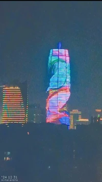 2025年元旦，新的一年，新的開始。愿所行化坦途，所求皆如愿。歲歲年年，萬喜萬般宜。祝你 祝我歷盡山河，仍覺人間值得。新年快樂！祝福所有??配圖