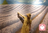 今天入駐了這里，好像給自己打開了一扇大門，我希望看到的美景，有房子、樹林，還有一群人，在這里等我，我們互相溫暖，互相鼓勁兒，我們一起在美景里越來越綻放??????配圖