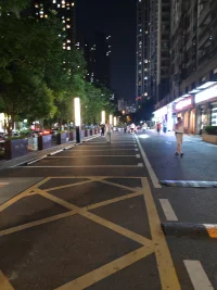 存在性孤獨：孤獨是個體的四大終極心理沖突之一。存在性孤獨與常見的人際孤獨和心理孤獨不同，指的是個體自身與任何其他生命之間無法跨越的鴻溝，是一種更深層的孤獨。當(dāng)摯愛離去，親密關(guān)系分離時，恰恰是現(xiàn)實中孤獨體驗最真切的時候。所以，緊緊抓住愛的過往，不松手，其深層心理根源就是害怕直面孤獨。配圖