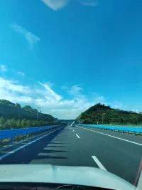存在性孤獨：孤獨是個體的四大終極心理沖突之一。存在性孤獨與常見的人際孤獨和心理孤獨不同，指的是個體自身與任何其他生命之間無法跨越的鴻溝，是一種更深層的孤獨。當(dāng)摯愛離去，親密關(guān)系分離時，恰恰是現(xiàn)實中孤獨體驗最真切的時候。所以，緊緊抓住愛的過往，不松手，其深層心理根源就是害怕直面孤獨。配圖