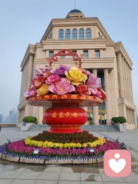 《如果你愛我》   薩提亞

請你愛我之前先愛你自己。

愛我的同時也愛著你自己。

你若不愛你自己，你便無法來愛我，這是愛的法則。

因為你不可能給出你沒有的東西，

你的愛只能經(jīng)由你而流向我。

若你是干涸的，我便不能被你滋養(yǎng)。

若因滋養(yǎng)我而干涸你，本質(zhì)上無法成立。

因為剝削你并不能讓我得到滋養(yǎng)。把你碗里的飯倒進(jìn)我的碗里，看著你拿著空碗去乞討，并不能讓我受到滋養(yǎng)。

犧牲你自己來滿足我的需要，那并不能讓我幸福快樂。

那就像你給我戴上王冠，卻將它嵌進(jìn)我的肉里，疼痛我的靈魂。

宣稱自我犧牲是偉大的，那是一個古老的謊言。

你貶低自己并不能使我高貴。我只能從你那里學(xué)到“我不值得”。自我犧牲里沒有滋養(yǎng)，有的是期待、壓力和負(fù)擔(dān)。

若我沒有符合你的期望，我從你那里拿來的便不再是營養(yǎng)，而是毒藥。它制造了內(nèi)疚、怨恨甚至仇恨。

我愿你的愛像陽光，我感受到溫暖、自在、豐盛和喜悅。我在你的愛里滋養(yǎng)成長，我從你那里學(xué)會無條件的給予，因為你讓我知曉我的富足，與那愛的源頭連接，永不枯竭，永遠(yuǎn)照耀。

請愛你自己吧！在愛他人之前先愛自己。愛自己不是自私，犧牲自己并不是愛的表達(dá)方式。愛的源頭就在那里！配圖