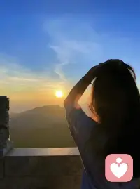 我在這兒靜靜聆聽，你的話語我都用心接住。配圖