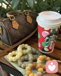 在人生的任何一个阶段，
你都可以坚定地走你想走的路
，成为你想成为的人，忠于自己
便能拥有更好的生活！配图