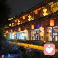 你一定要相信：
人生真的會(huì)突然變好的，
而變好的契機(jī)，
可能就是任何一件
你打算去做的事，
 你要好好吃飯睡覺(jué)
收抬房間，
 研究自已喜歡的東西， 
高高興興的把生命力養(yǎng)起來(lái)，
向上走那些你讀過(guò)的書(shū)熬過(guò)的夜，
邁過(guò)的坎都在不動(dòng)聲色地
把你推向更明亮的地方，
只要你足夠相信且全力以赴，
命運(yùn)就會(huì)把你送到合適的位置上！配圖